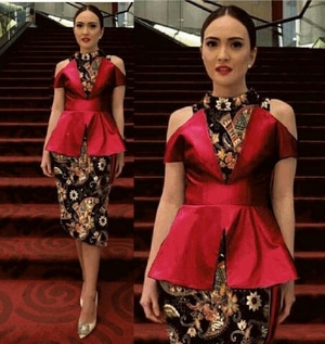 Setelan Baju Kebaya Lengan Buntung dan Rok Pendek Wanita Motif Batik Model Terbaru